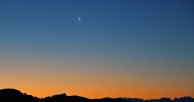 La Luna menguante al amanecer en Arenys de Munt, Barcelona