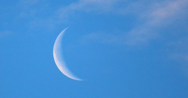 La Luna menguante al amanecer en Arenys de Munt, Barcelona