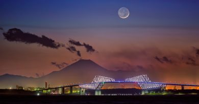 Foto de la Luna creciente sobre el Monte Fuji (Japón)