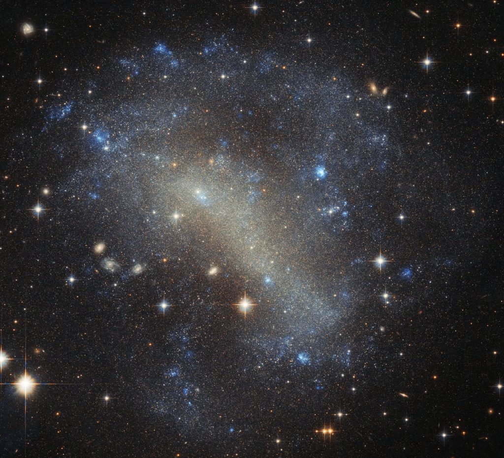 La danza frenética de las estrellas de la galaxia IC 4710