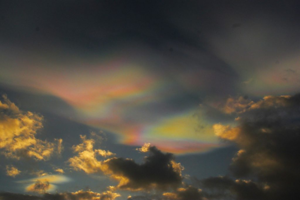 Nubes iridiscentes fotografiadas en Islandia