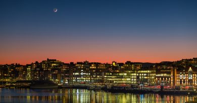 La Luna creciente sobre Oslo, Noruega