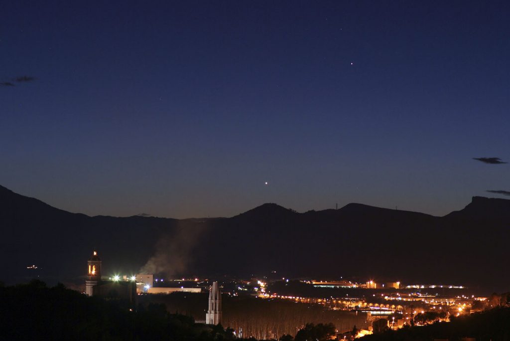 Fotografía de Venus y Mercurio sobre la ciudad de Girona, España