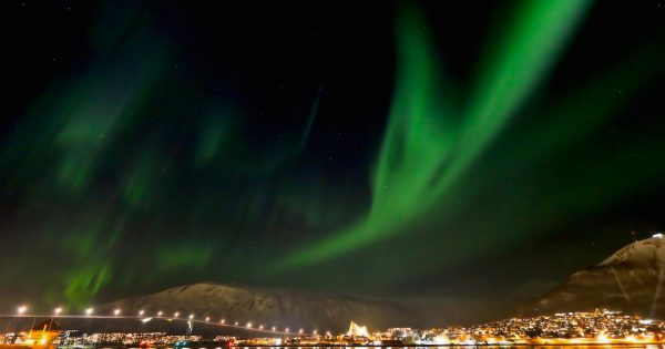 Auroras boreales fotografiadas sobre la ciudad de Tromsø, Noruega