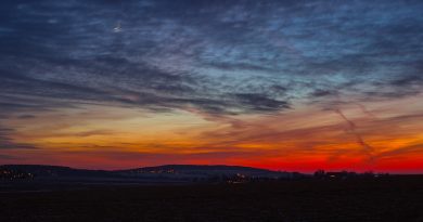 La Luna al atardecer desde Sajonia, Alemania