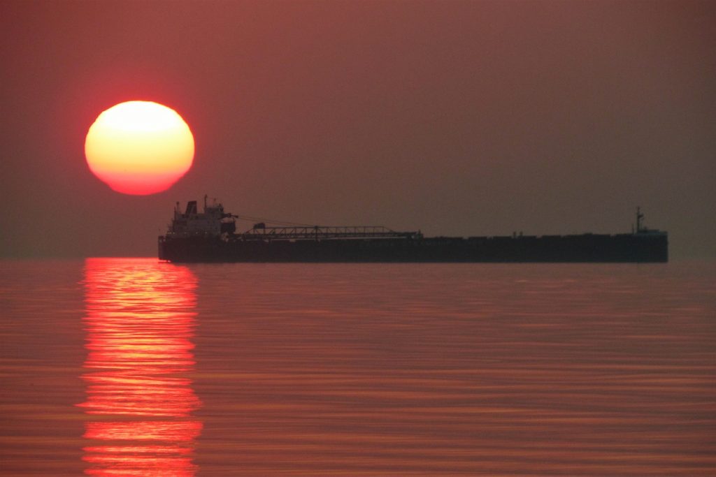 La salida del Sol sobre el Lago Superior (Minnesota, Estados Unidos)