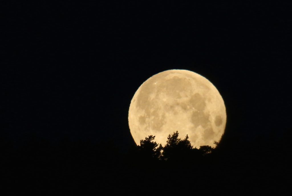 La puesta de la Luna captada desde Arenys de Munt, Barcelona