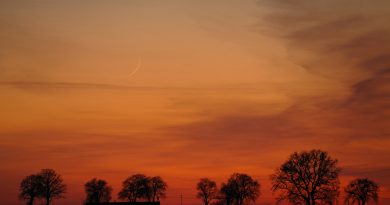 La Luna creciente al atardecer Bierzgłowo, Polonia.