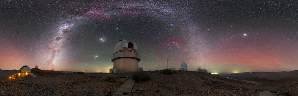 La Vía Láctea y las Nubes de Magallanes desde el Observatorio La Silla
