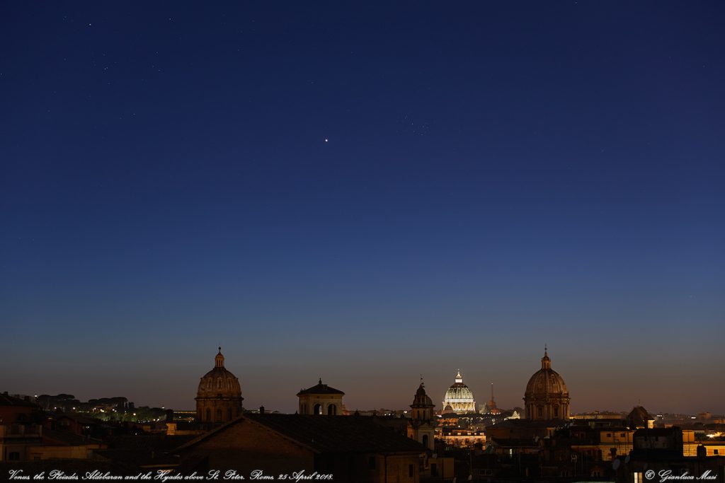 Fotografía de Venus y las Pléyades sobre la ciudad de Roma, Italia