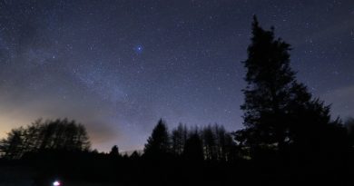 La Vía Láctea y la estrella Vega (Alfa Lyrae) desde Irlanda del Norte
