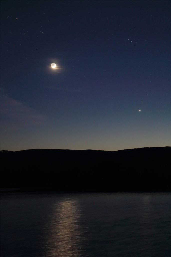La Luna y la constelación de Tauro desde Lukácsháza, Hungría