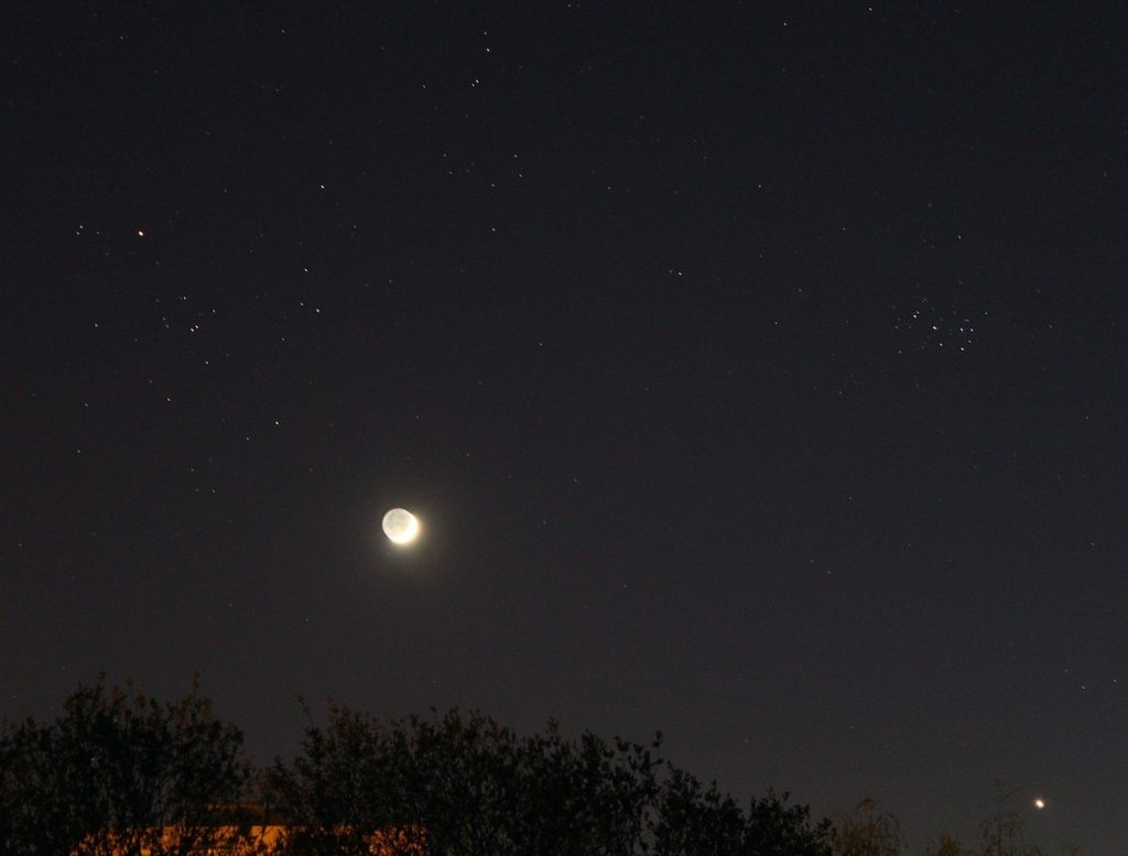 La conjunción de la Luna y Aldebarán desde Banská Bystrica, Eslovaquia