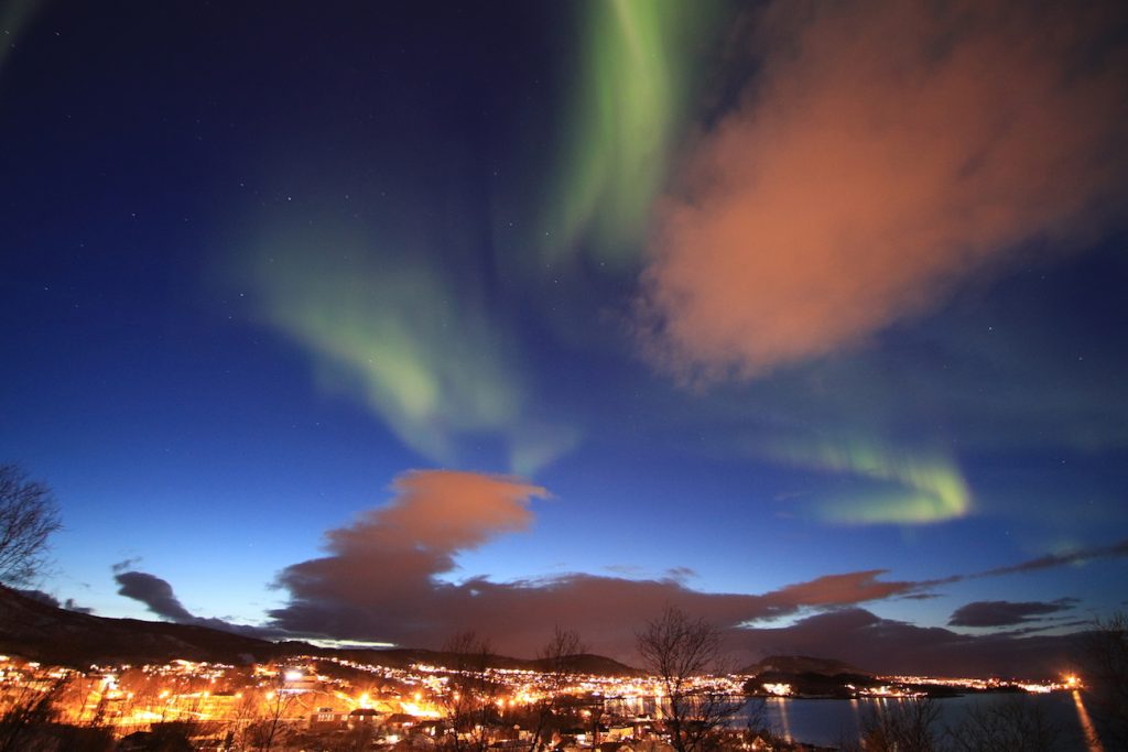 Auroras boreales captadas sobre la ciudad de Harstad, Noruega