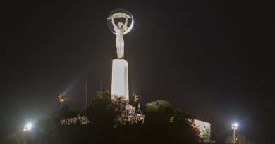 La Luna creciente desde Budapest, Hungría