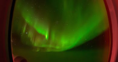 Auroras australes fotografiadas desde un avión sobre el Océano Pacífico