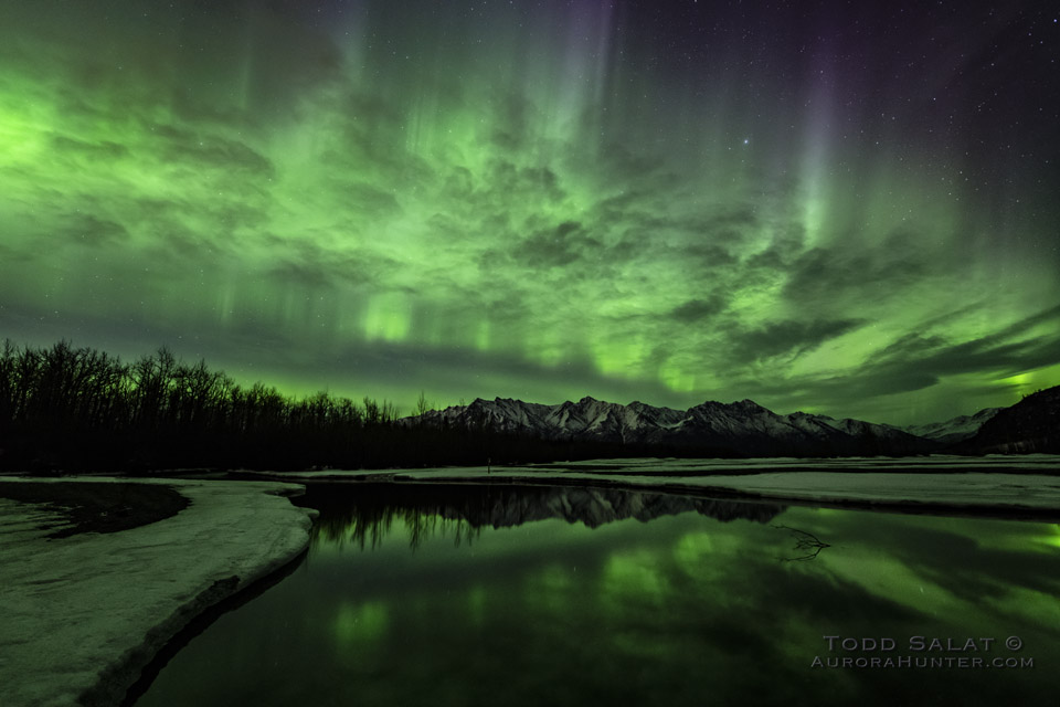 Auroras boreales fotografiadas sobre el Valle Knik en Alaska