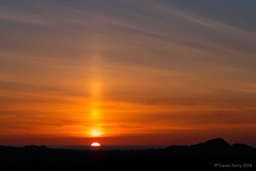 Pilar de luz fotografiado al amanecer en Almería, España