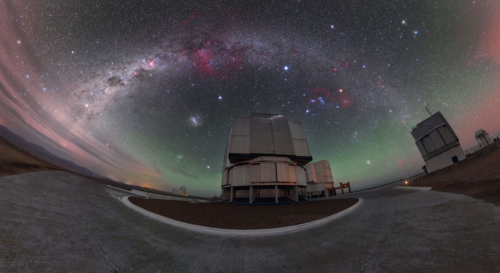 La Vía Láctea captada sobre el Observatorio Paranal