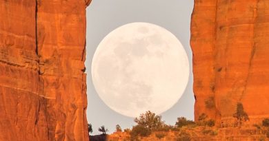 La salida de la Luna llena desde Sedona, Arizona