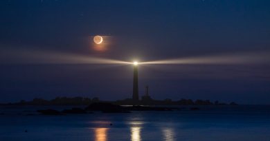 La Luna creciente y Venus desde Bretaña, Francia