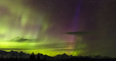 Foto de auroras boreales tomada desde Montana, Estados Unidos