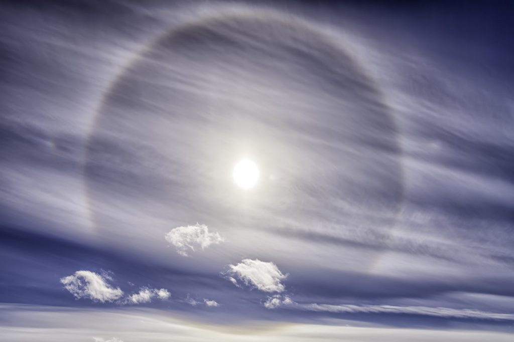 Foto de un halo solar tomada desde Territorios del Noroeste, Canadá