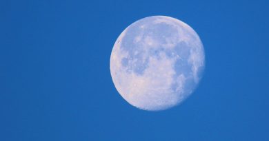 La Luna gibosa menguante fotografiada desde Arenys de Munt, Barcelona