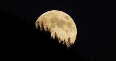 La salida de la Luna fotografiada desde el estado de Washington, Estados Unidos