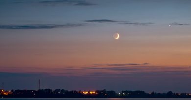La conjunción de la Luna y Venus fotografiada sobre el Lago Żnin en Polonia