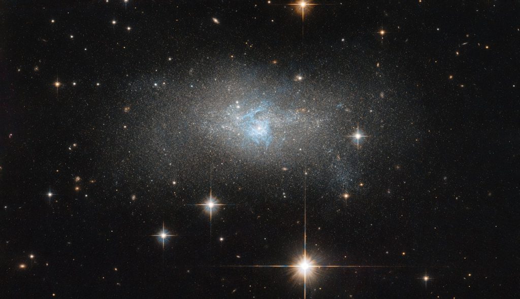 El Hubble observa una galaxia enana con un agujero negro supermasivo en su núcleo