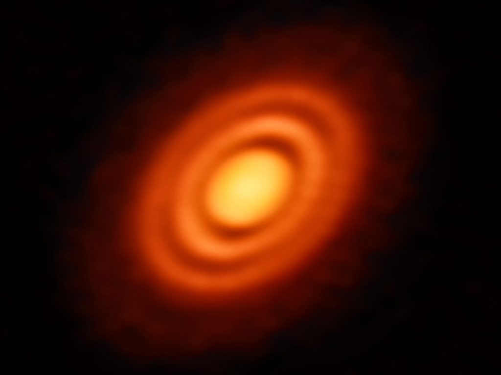 Descubren tres exoplanetas alrededor de una estrella recién nacida