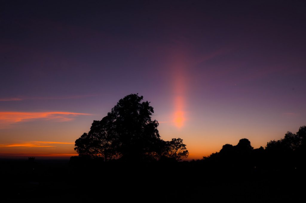 Pilar de luz fotografiado al atardecer en Cheshire, Inglaterra
