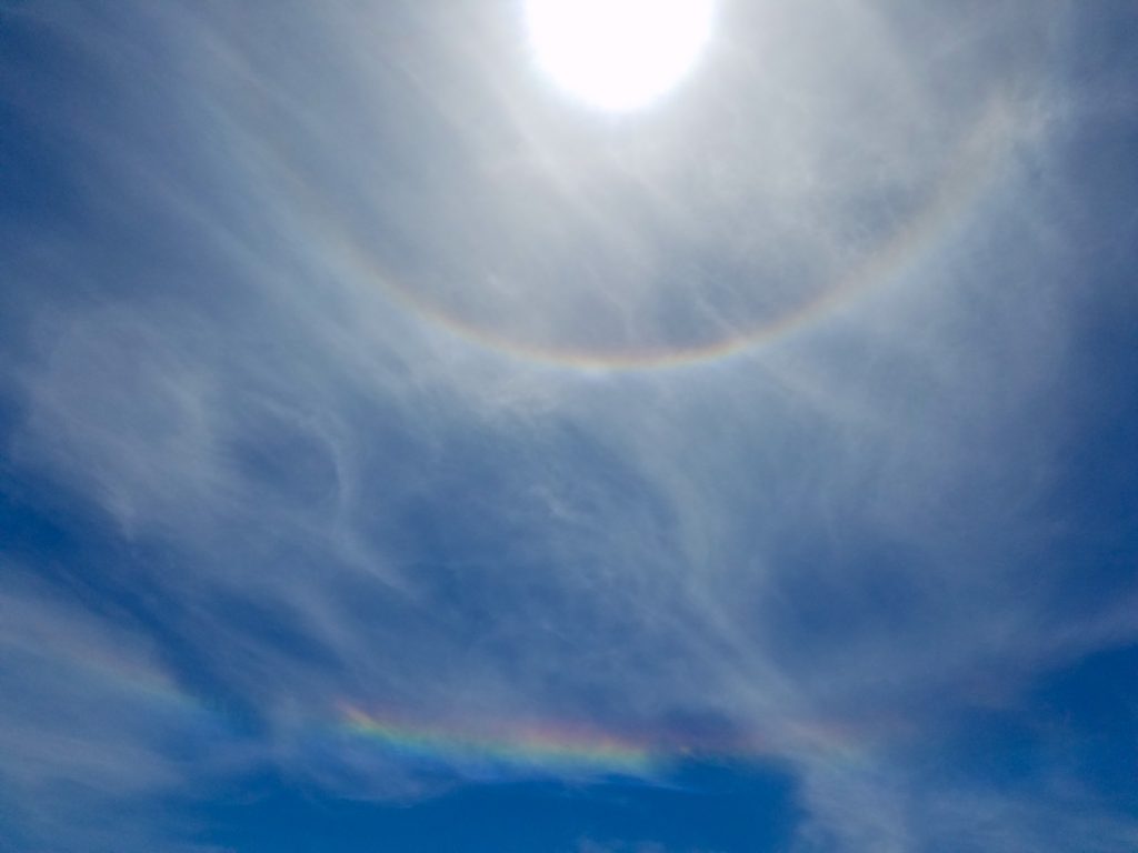 Imagen de un halo solar y un arco circunhorizontal