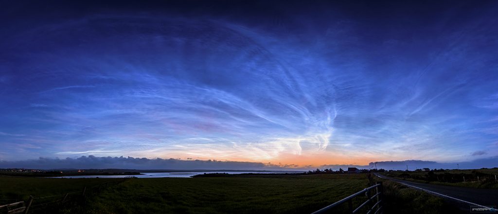 Foto de nubes noctilucentes tomada desde la isla de Lewis, Escocia