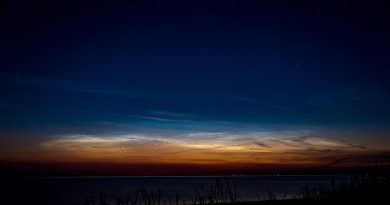 Fotografía de nubes noctilucentes tomada desde Dinamarca