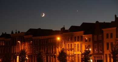 La Luna y Venus fotografiados sobre Middelburg, Países Bajos