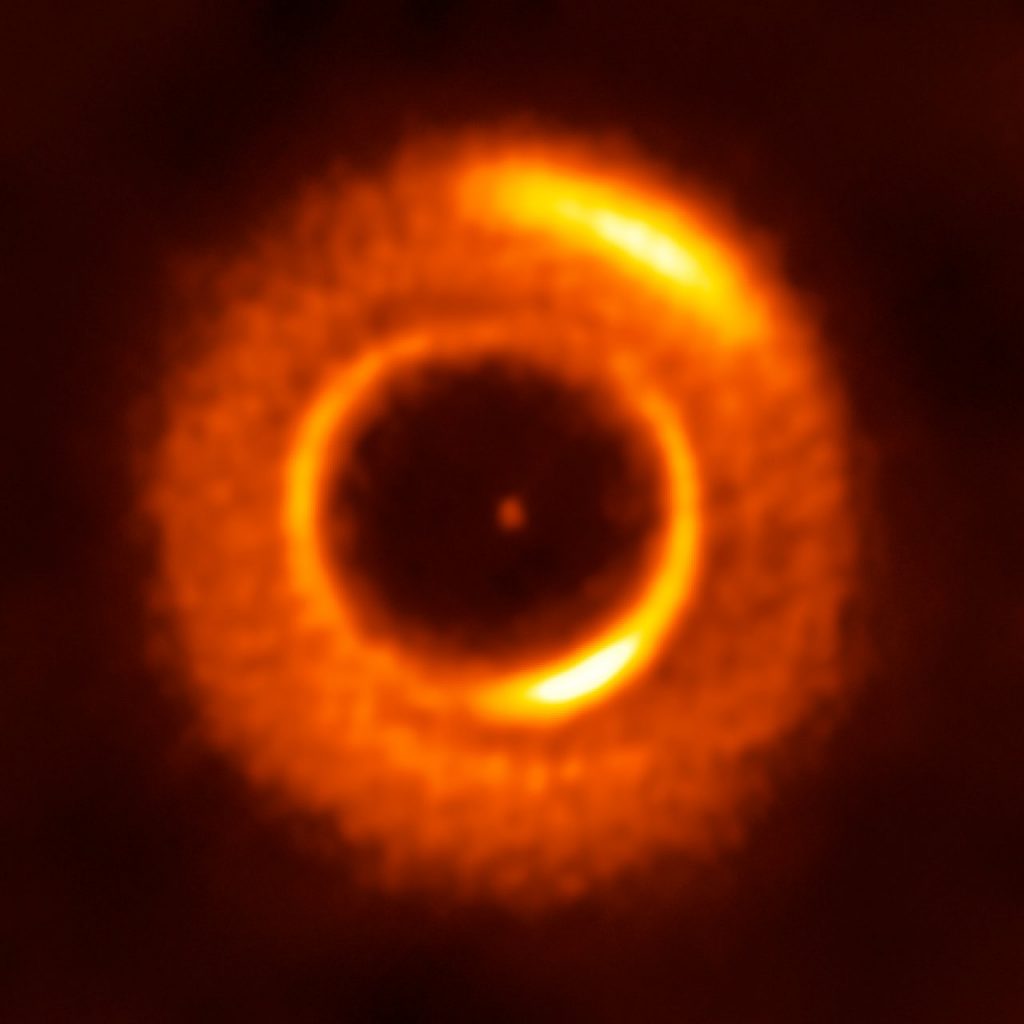 El Observatorio ALMA detecta un joven sistema planetario