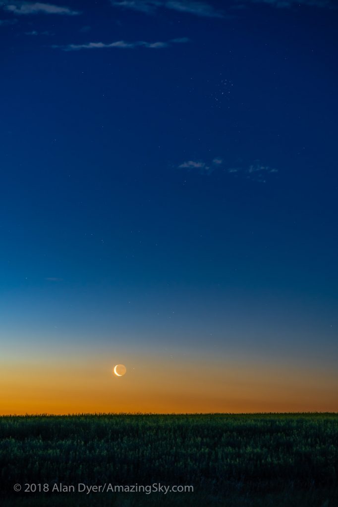La Luna menguante fotografiada al amanecer en Alberta, Canadá