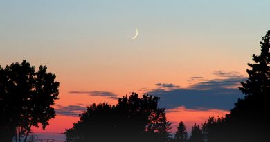 La Luna creciente fotografiada al atardecer en Quebec, Canadá