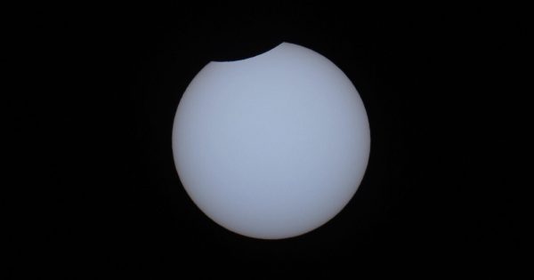 Imagen del eclipse parcial de Sol tomada desde la isla de Tasmania