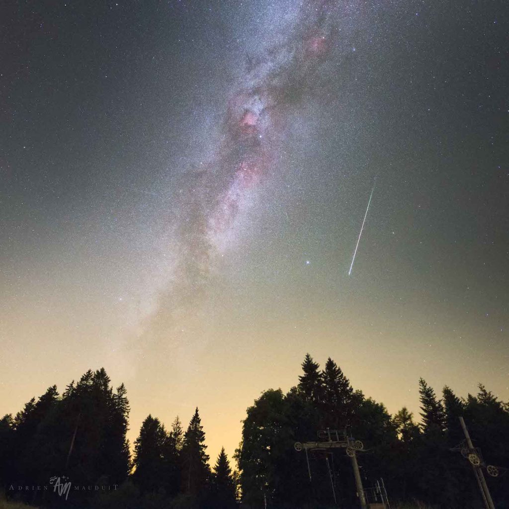 La Vía Láctea y una perseida fotografiadas desde las montañas del Jura, Francia