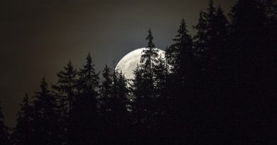Foto de la salida de la Luna tomada desde la Alta Badia, Italia