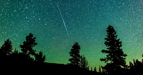 Imagen del paso de un satélite Iridium tomada desde Alberta, Canadá