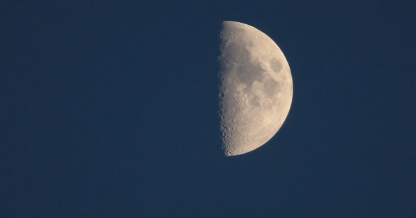 Foto de la Luna gibosa creciente tomada desde Arenys de Munt, Barcelona