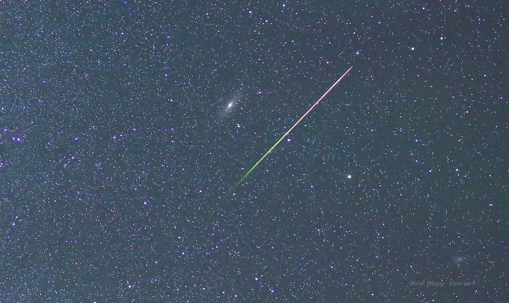 Imagen de una perseida y la Galaxia de Andrómeda tomada desde Suiza
