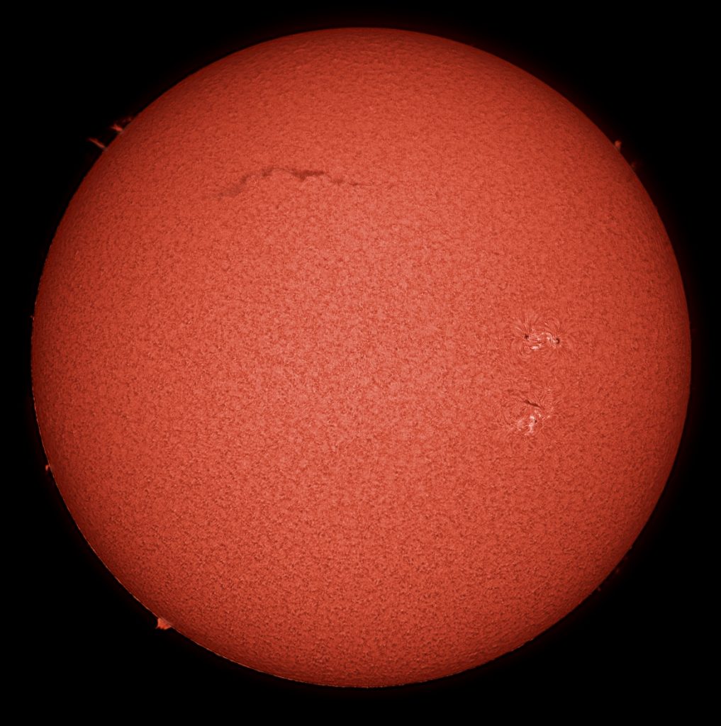 Imagen del Sol y las regiones activas 2719 y 2720 (H-alfa)