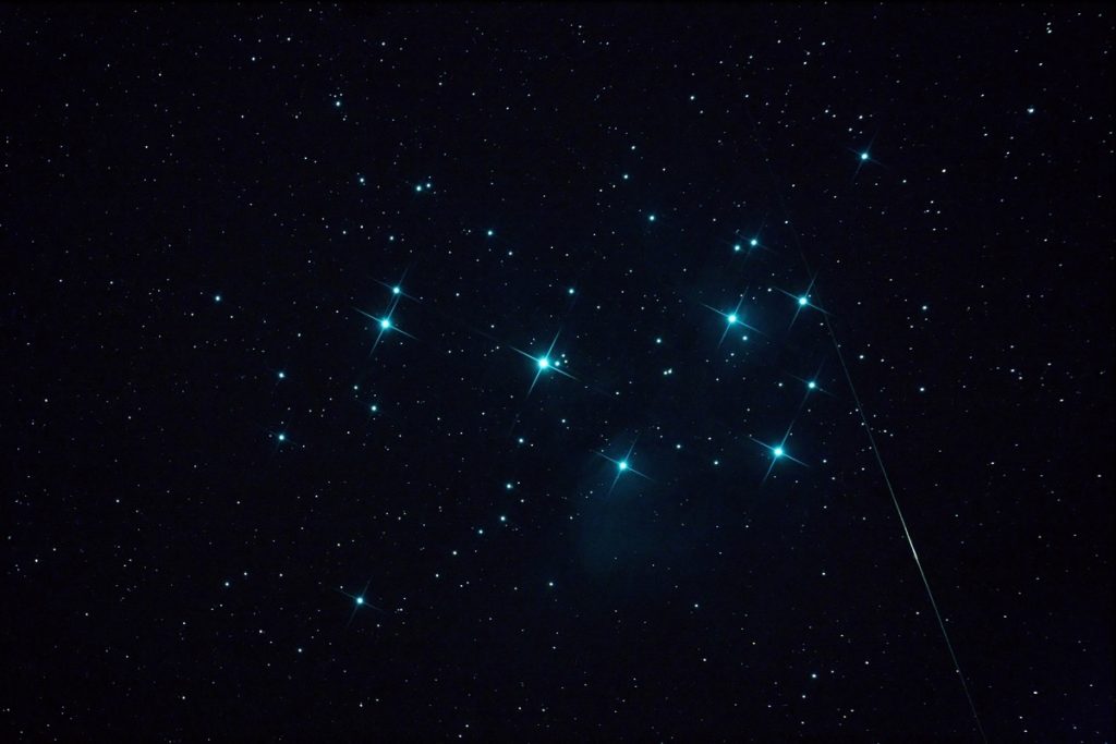 Imagen de una Perseida y las Pléyades tomada el 15 de agosto