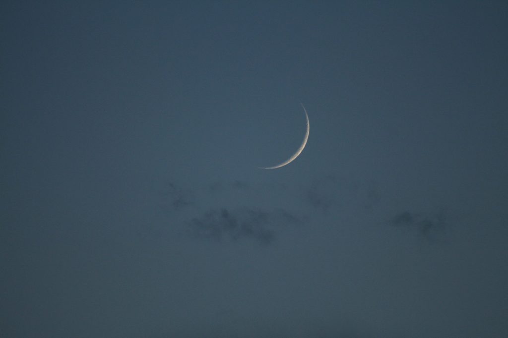 Foto de la Luna creciente tomada desde Arenys de Munt, Barcelona