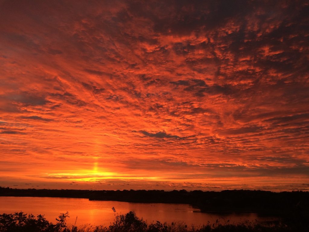Pilar de luz captado al amanecer en Nueva Jersey, Estados Unidos
